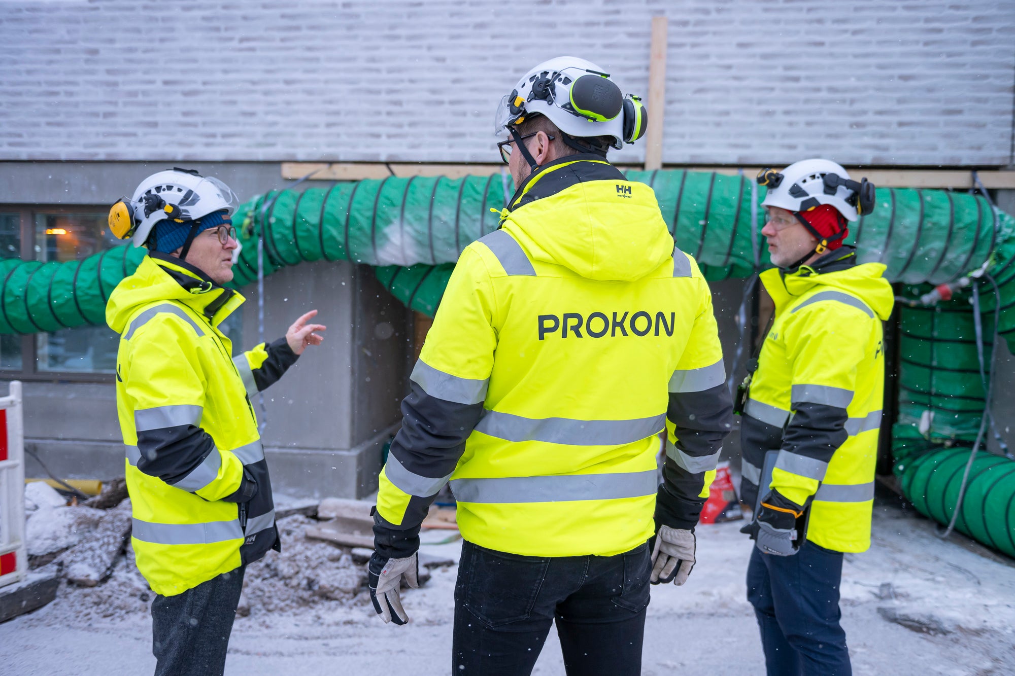 HT-Prokonin asiantuntijat kokoushuoneessa pöydän ääressä.